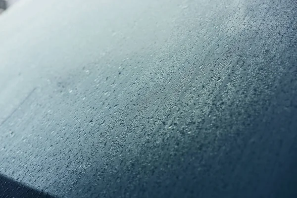 Капли дождя на капот машины. Крупный план . — стоковое фото