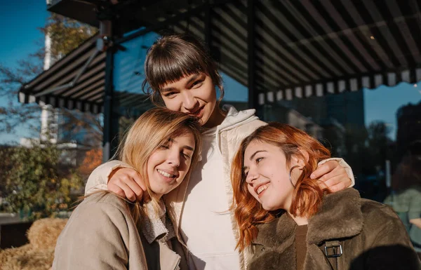 Las niñas tienen calabazas en las manos. Foto al aire libre . — Foto de Stock