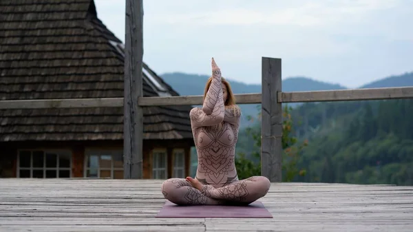 A woman sitting in lotus position at the morning on a fresh air. — 스톡 사진