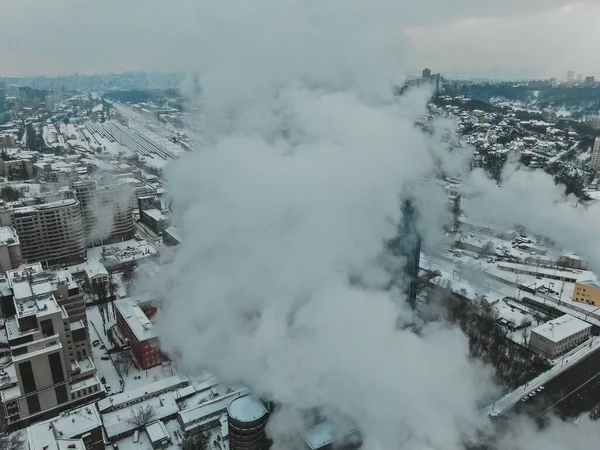 대도시의 서리가 내리는 겨울에는 거대 한 파이프 가 있는 커다란 중앙 보일러 실 과 위험 한 연기가 있다 — 스톡 사진