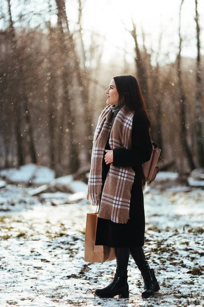 Jovem modelo bonito posando na floresta de inverno. retrato de moda elegante — Fotografia de Stock