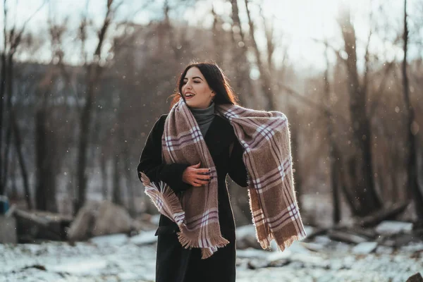 Jovem modelo bonito posando na floresta de inverno. retrato de moda elegante — Fotografia de Stock