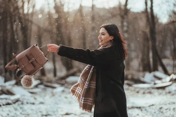 โมเดลสาวสวย โพสในป่าฤดูหนาว รูปแบบแฟชั่นสไตล์ — ภาพถ่ายสต็อก