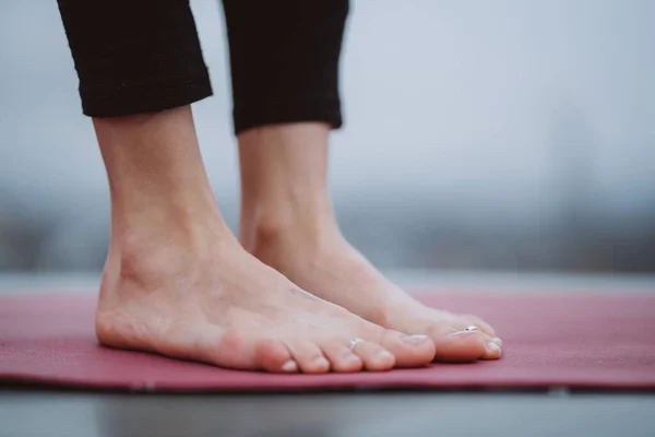 Detalle de los pies de las mujeres durante el ejercicio de yoga . —  Fotos de Stock