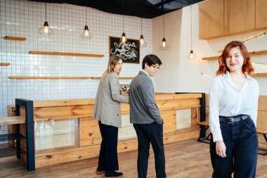 İki iş arkadaşı, Bayan Meslektaşları Hakkında Bakıyor ve Dedikodu Yapıyor