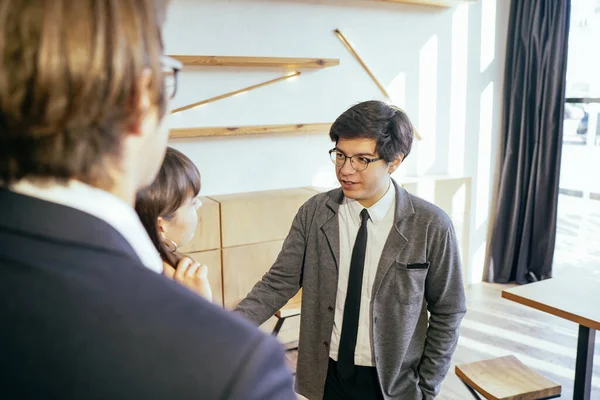 Gruppo di uomini d'affari in una riunione riunita in un ufficio — Foto Stock