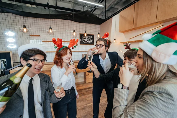 Heureux collègues au bureau célèbrent un événement spécial. — Photo