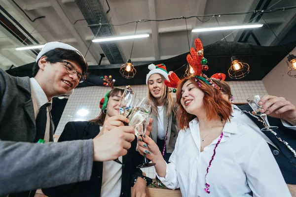 Compañeros felices en la oficina celebran evento especial. — Foto de Stock
