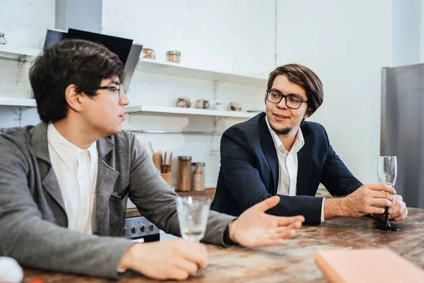Красивые успешные бизнесмены разговаривают на офисной кухне — стоковое фото