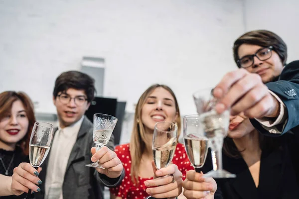 Heureux collègues au bureau célèbrent un événement spécial. — Photo