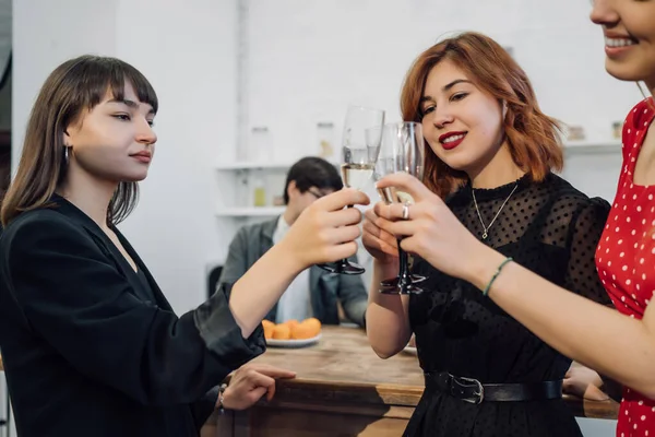 Compañeros felices en la oficina celebran evento especial. — Foto de Stock