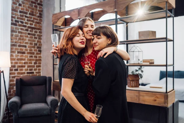 Compañeros felices en la oficina celebran evento especial. — Foto de Stock