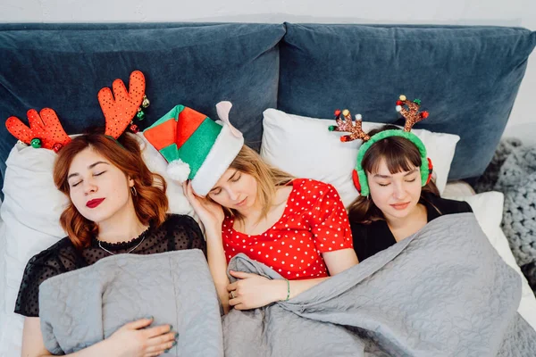 Magnifiques modèles féminins dormant après la soirée pyjama — Photo