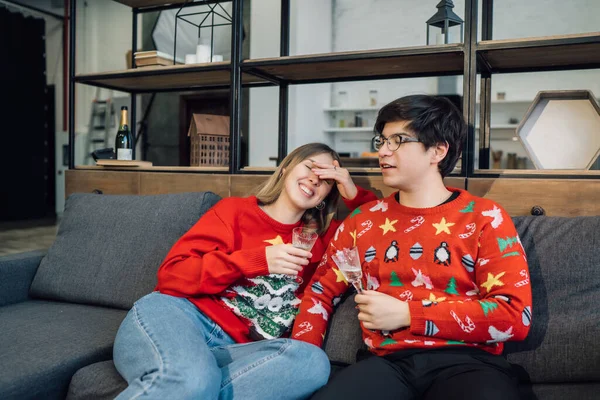 Ευτυχισμένο ζευγάρι με φορητό υπολογιστή μαζί στον καναπέ, χαμογελαστό νεαρό κορίτσι και άντρα που διασκεδάζουν μιλώντας στο σπίτι — Φωτογραφία Αρχείου