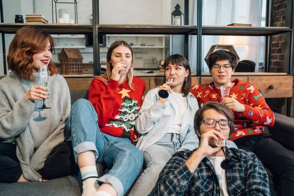 Grupo de amigos conversando sentado em um sofá na sala de estar — Fotografia de Stock