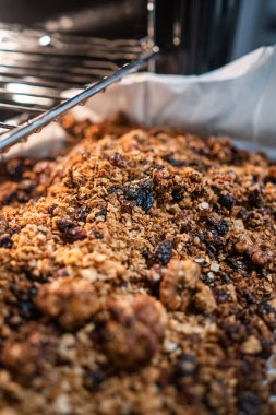 Elektrikli fırında pişirmek için granola. Sağlıklı kahvaltı için basit malzemeler konsepti