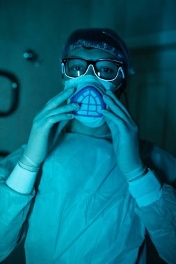 Genç erkek araştırmacı bilimsel deney yapıyor..