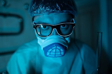 Genç erkek araştırmacı bilimsel deney yapıyor..