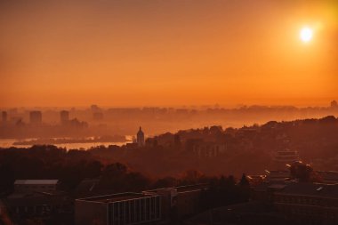 Şehrin üzerinde gün batımı. Hava fotoğrafçılığı