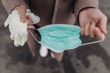 Kadın koruyucu bir tıbbi maske takıyor..