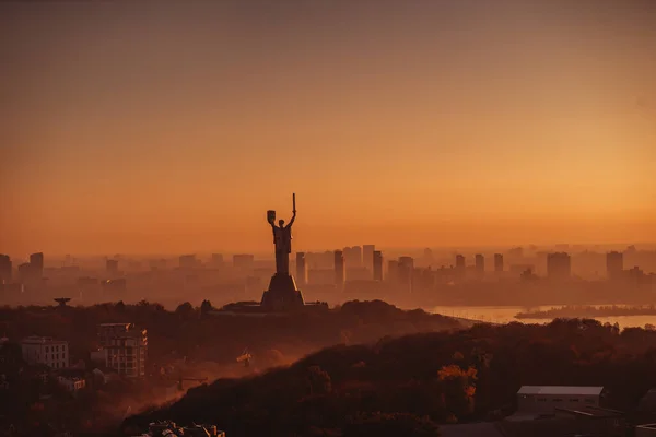 Monumento da Mãe Pátria ao pôr-do-sol. Em Kiev, Ucrânia . — Fotografia de Stock