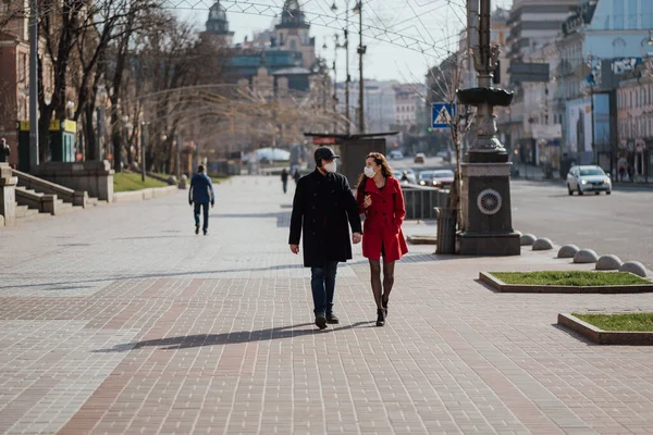 Kiev, Ukrayna, 28 Mart 2020 Ukraynalılar, Ukrayna 'da neredeyse boş bir sokakta yüz koruma maskesi takıyorlar., — Stok fotoğraf