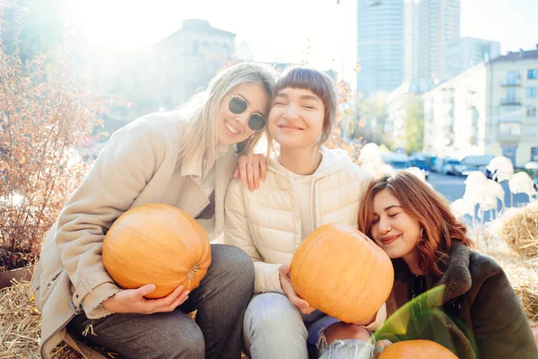 Girls holds pumpkins in hands on the background of the street. — Φωτογραφία Αρχείου