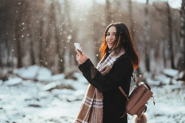 Wanita berbicara di telepon genggam. Smiling girl talking on mobile phone in cold winter day. — Stok Foto