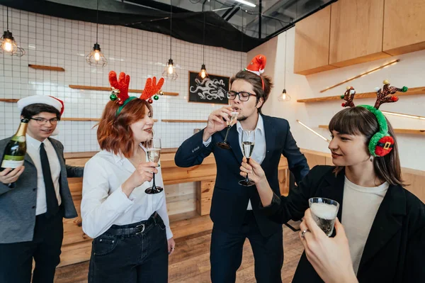 Compañeros felices en la oficina celebran evento especial. — Foto de Stock