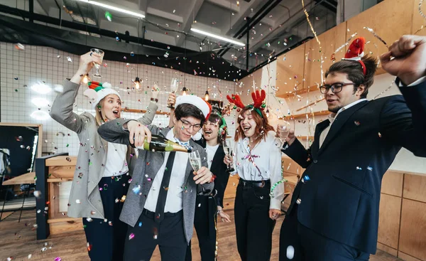 Heureux collègues au bureau célèbrent un événement spécial. — Photo