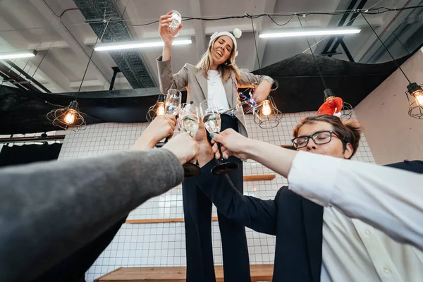 Compañeros felices en la oficina celebran evento especial. — Foto de Stock