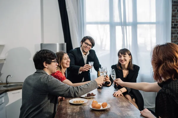 Compañeros felices en la oficina celebran evento especial. — Foto de Stock