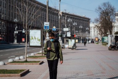Kiev, Ukrayna, 28 Mart 2020, Ukrayna halkı Ukrayna 'da karantina zamanında neredeyse boş bir caddede,