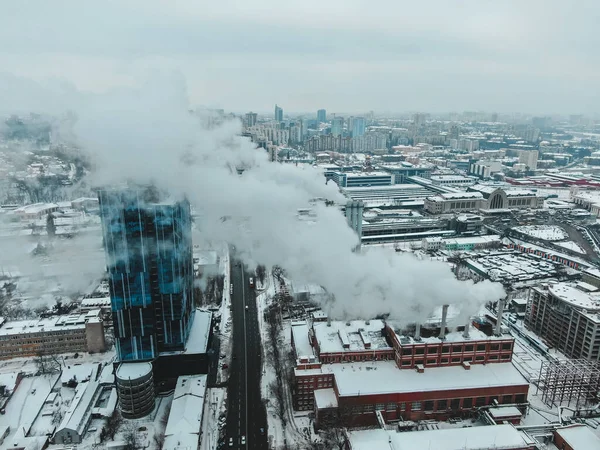 Большая центральная котельная с гигантскими трубами, опасным дымом которой зимой во время мороза в большом городе — стоковое фото