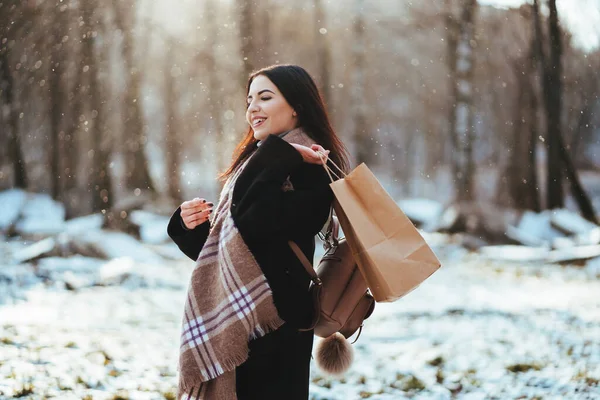 Ung vacker modell poserar i vinterskogen. stilrent modeporträtt — Stockfoto