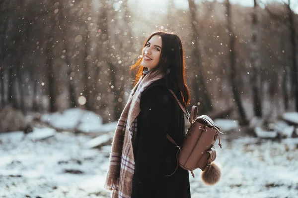 Jovem modelo bonito posando na floresta de inverno. retrato de moda elegante — Fotografia de Stock