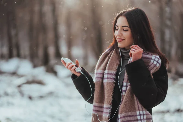 Žena poslouchá hudbu se svým mobilním telefonem — Stock fotografie