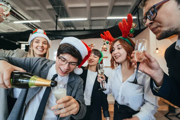 Compañeros felices en la oficina celebran evento especial. — Foto de Stock