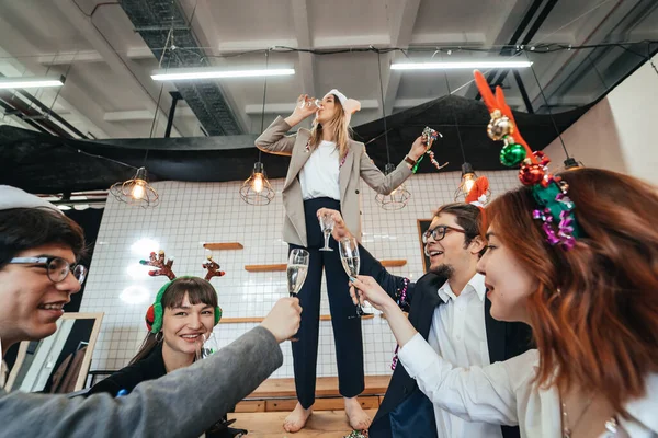 Heureux collègues au bureau célèbrent un événement spécial. — Photo