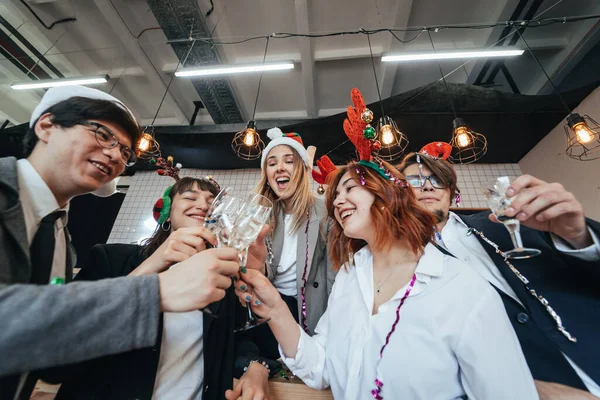 Glada kollegor på kontoret firar speciella evenemang. — Stockfoto