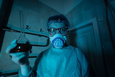 Genç erkek araştırmacı bilimsel deney yapıyor..