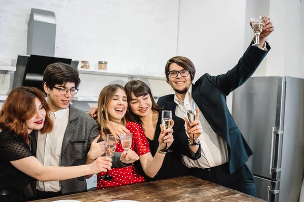 Compañeros felices en la oficina celebran evento especial. — Foto de Stock