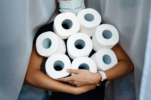 Folk fyller toalettpapper för hemkarantän från coronavirus.. — Stockfoto