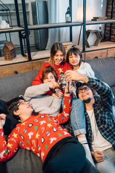 Gruppvänner som sitter i en soffa i vardagsrummet — Stockfoto