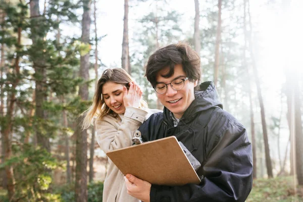 Scientists are studying plant species and inspect trees in the forest. — Stock Photo, Image