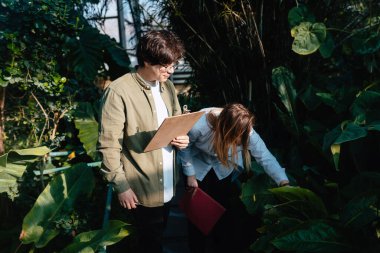 Genç tarım mühendisleri serada konuşuyor