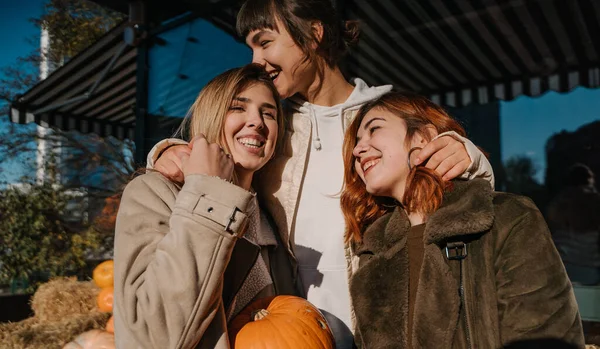 Girls holds pumpkins in hands. Outdoor photo. — Φωτογραφία Αρχείου