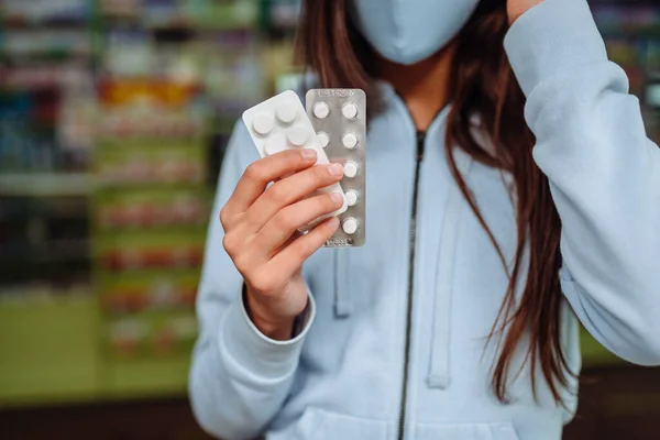 Frau zeigt Tabletten, Vitamine oder Tabletten in der Hand. Coronavirus. Covid-19. — Stockfoto