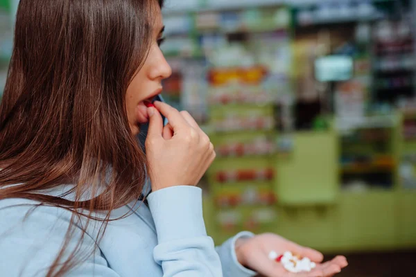 Junge Frau nimmt Tabletten. Gesundheitskonzept — Stockfoto