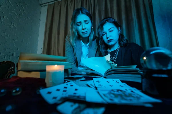 Две женщины читают таинственную книгу — стоковое фото